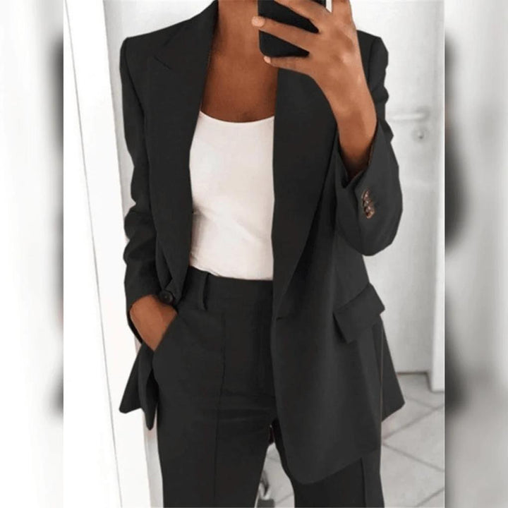 Elegant women's 2-piece tailored suit set, perfect for business attire & professional office wear.