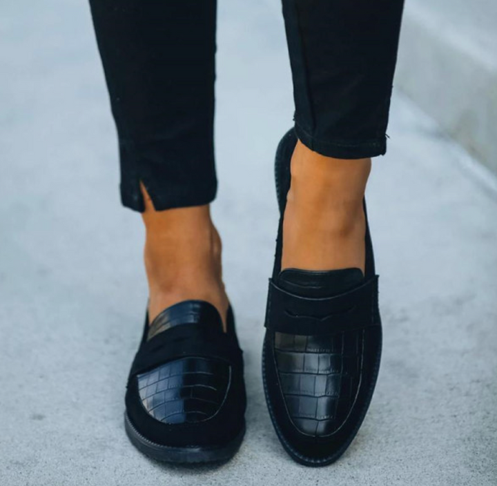 Versatile women's croc-embossed slip-on loafers. Stylish black flats, perfect for casual or work outfits.