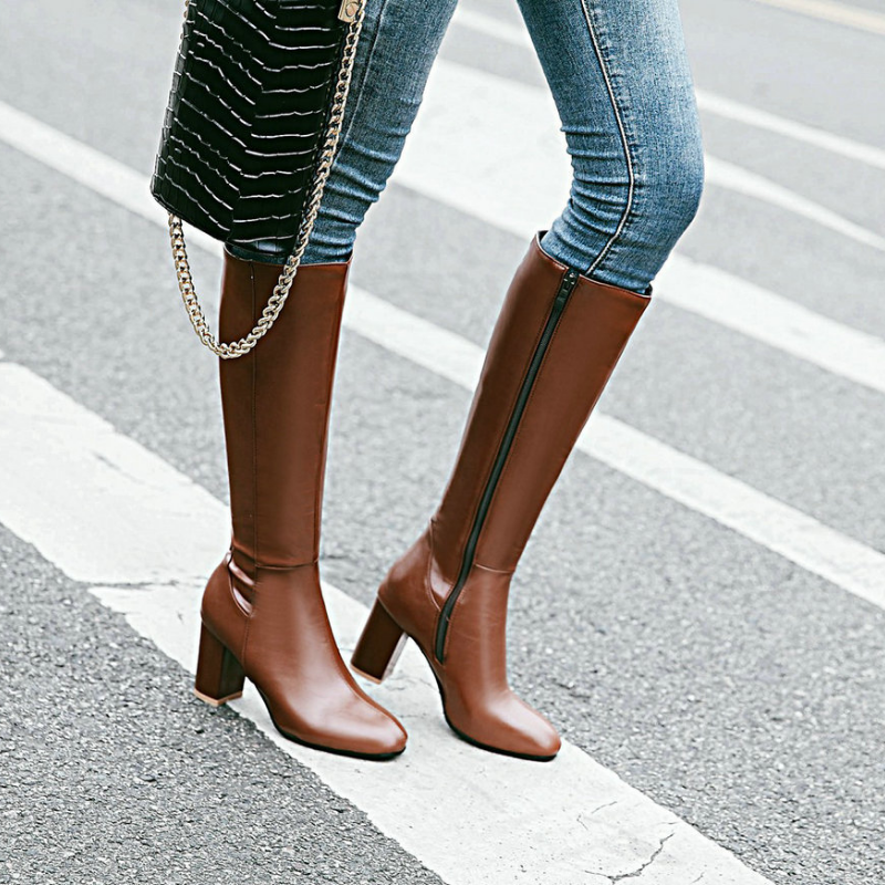 Chic women's high heel knee boots in a classic design, perfect for elegant winter outfits