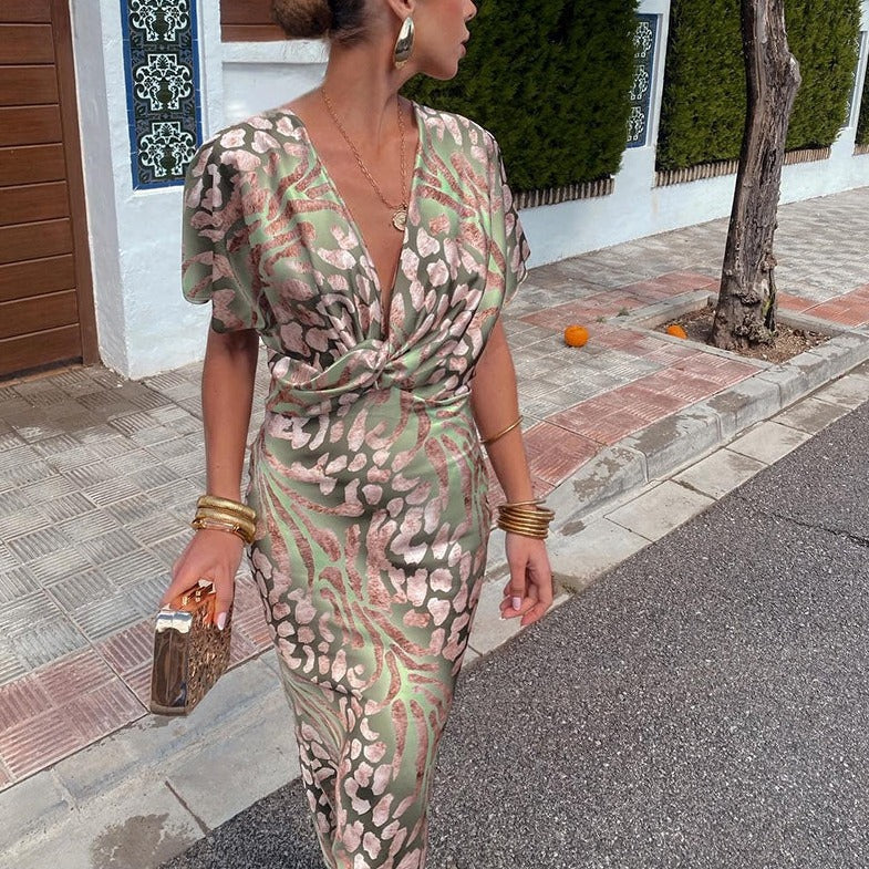 Stylish women's green flowy long dress for wedding guests. Elegant formal evening wear, perfect for any special event.