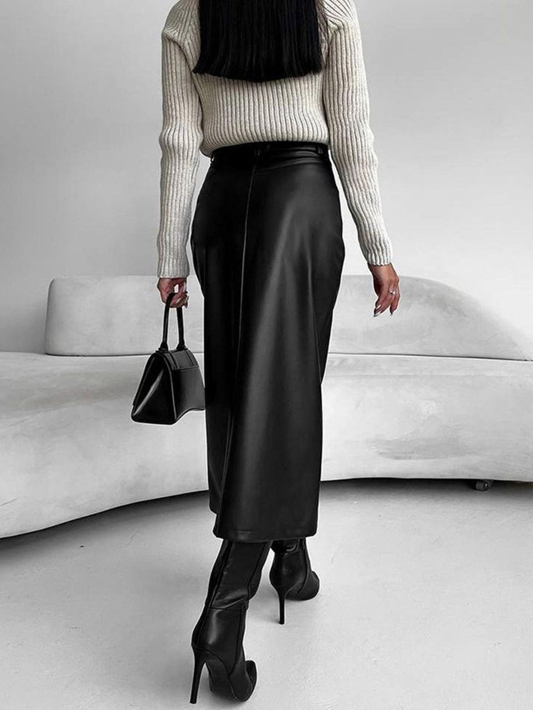 Women's sophisticated midi skirt with a high slit, suitable for elegant spring outfits