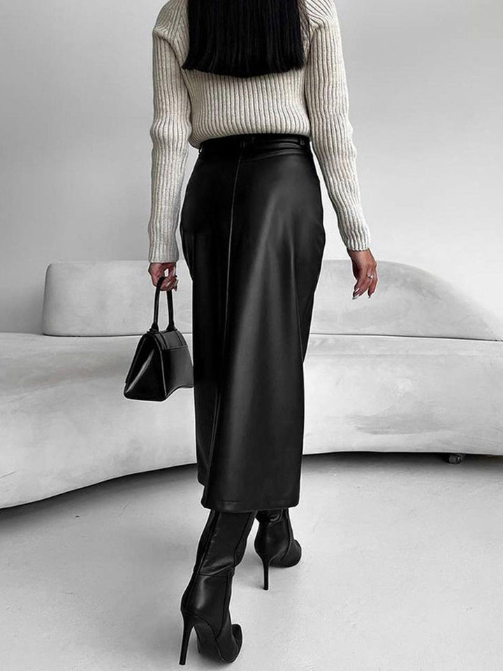 Women's sophisticated midi skirt with a high slit, suitable for elegant spring outfits