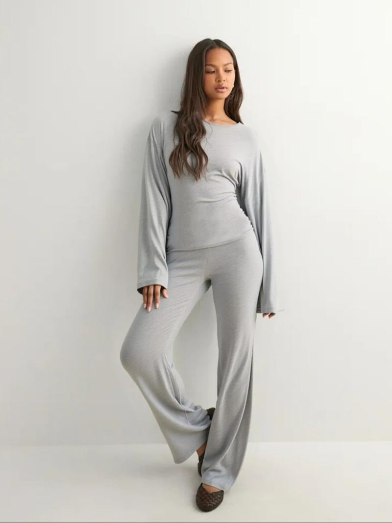 Comfortable women's lounge set of soft knit fabric, featuring a relaxed top & wide-leg pants