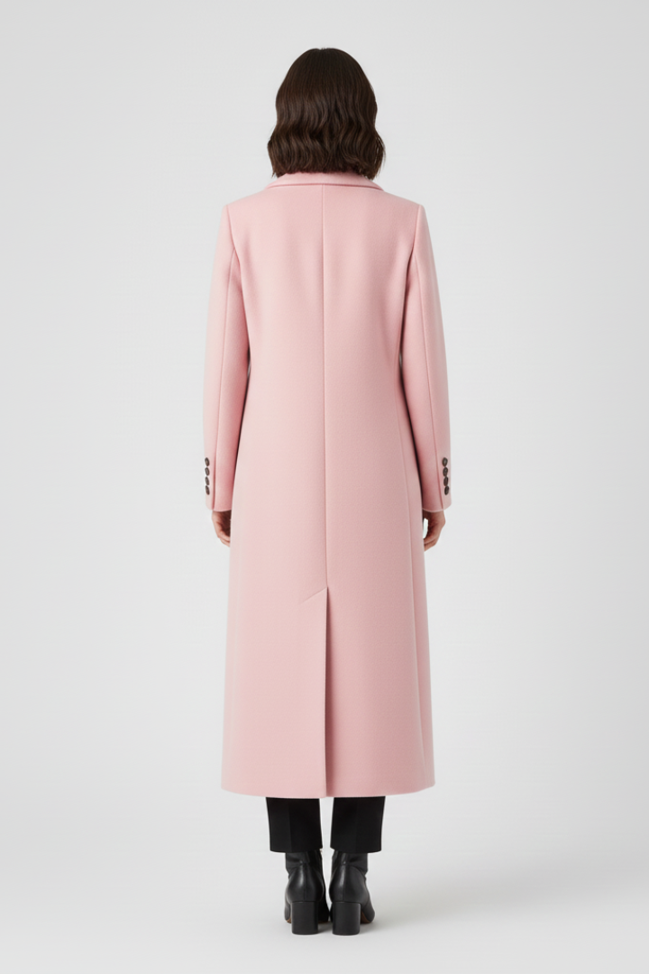 Women's elegant buttoned lapel coat, essential winter outerwear for a chic look.