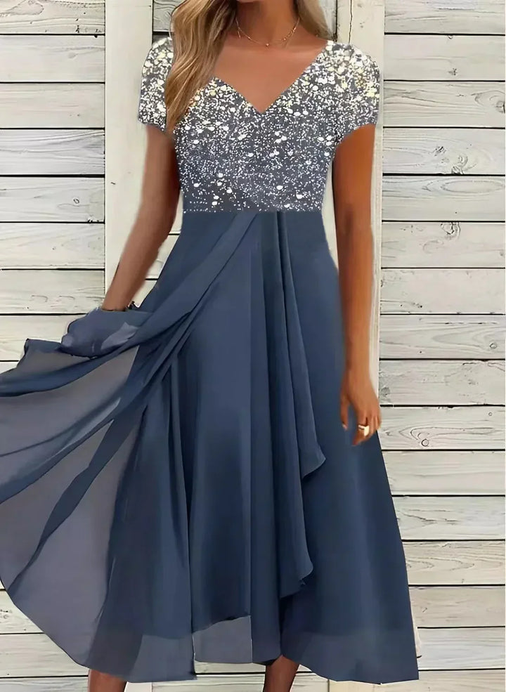 Vibrant long maxi dress, perfect as a party dress or evening gown. Elegant and flowy for special occasions.