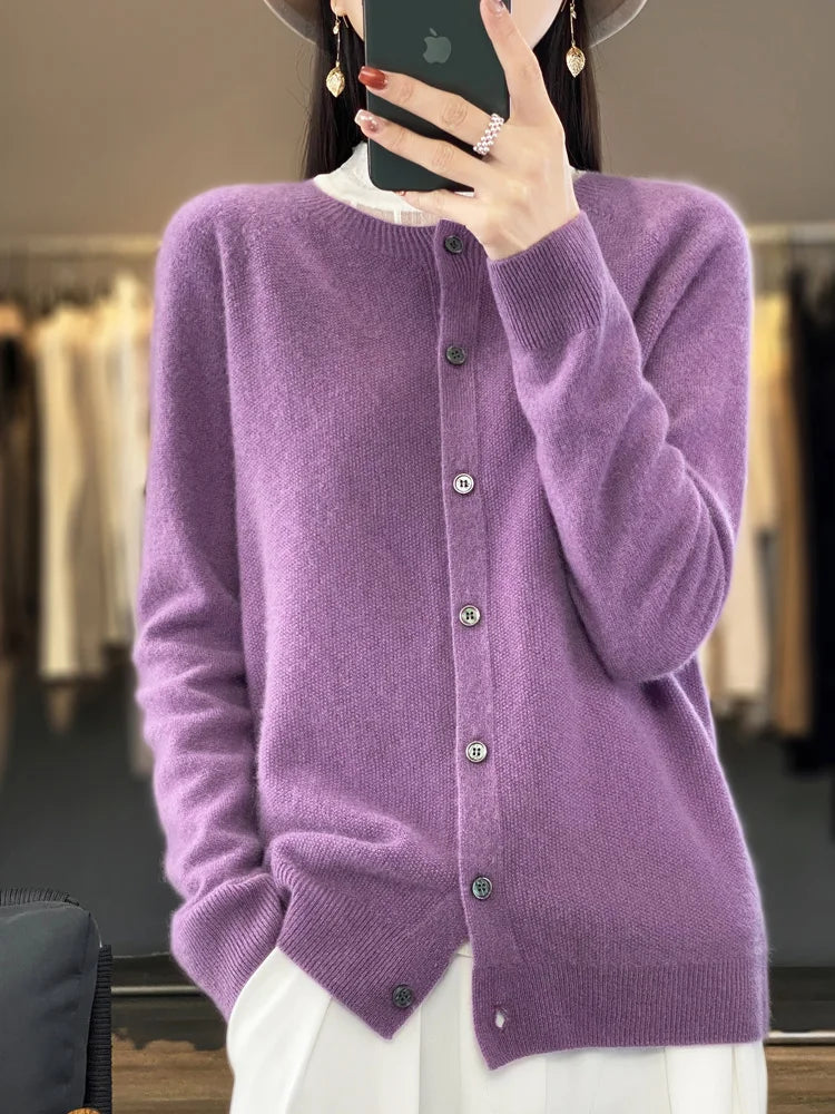 Stylish women's O-neck sweater in fine-knit merino wool, perfect for sophisticated outfits