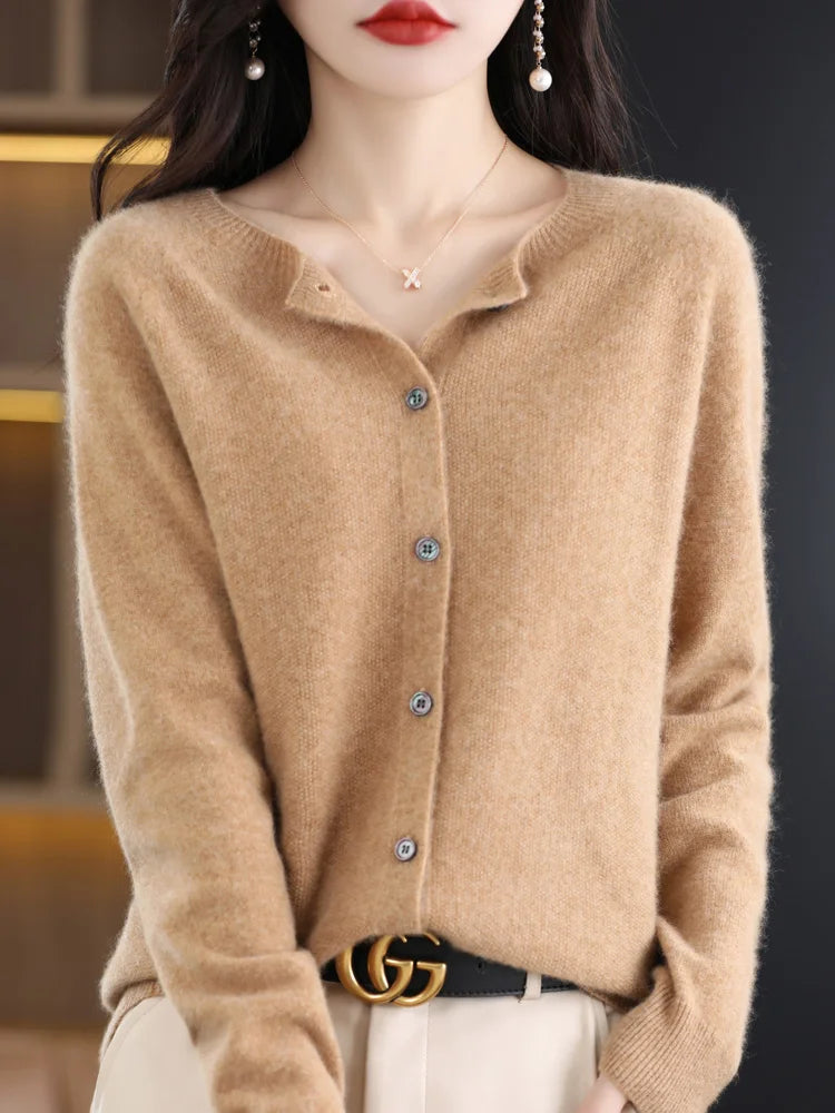 Women's versatile fine-knit O-neck sweater in merino wool, ideal for layering or solo wear