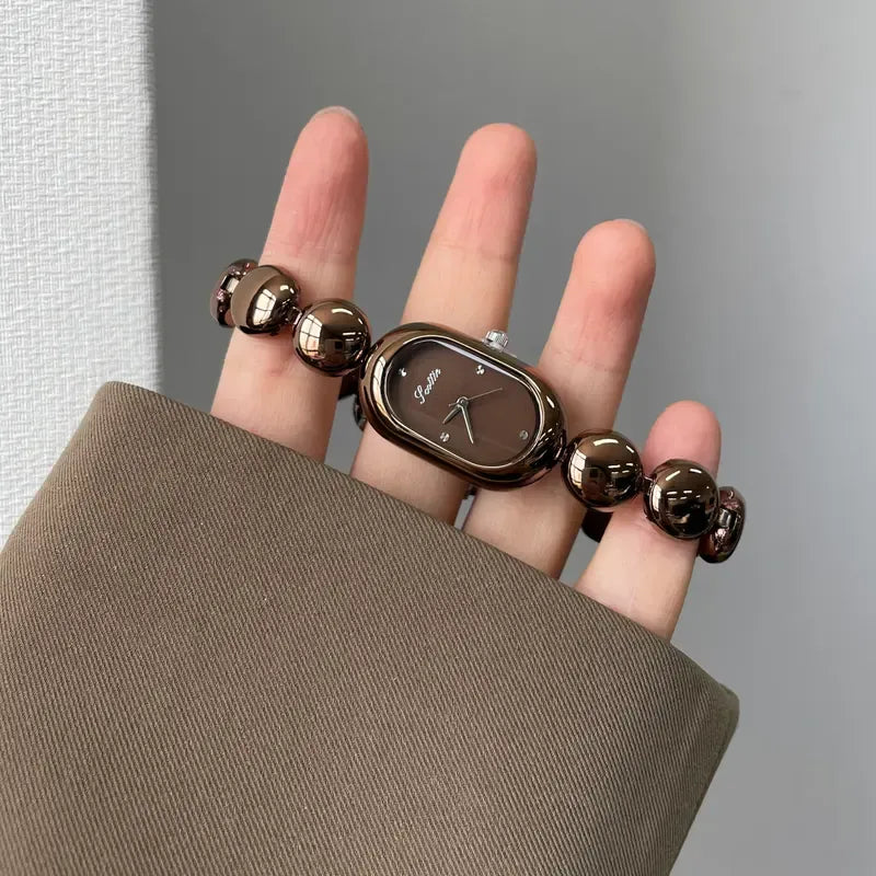 Stylish women's oval watch. A minimalist design in stainless steel, perfect for everyday elegance.