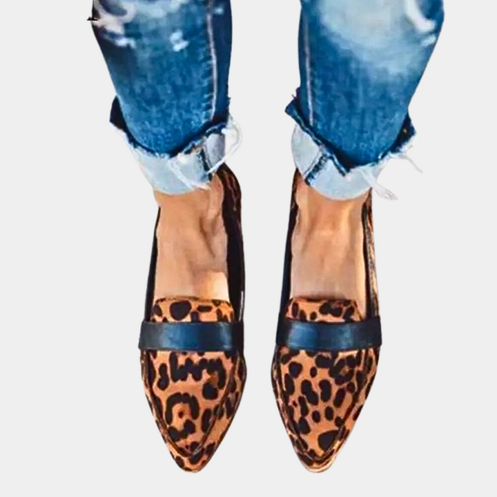 Fashionable pointed-toe women's flats, versatile and comfortable slip-on loafers.