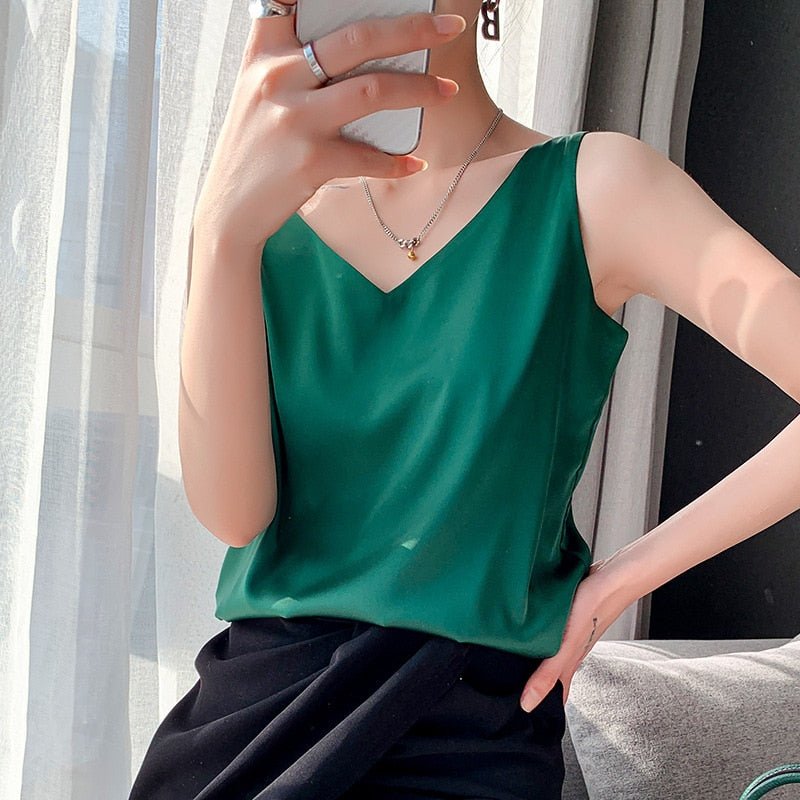 Versatile ladies' tank top, an elegant wardrobe staple for everyday comfort and style.