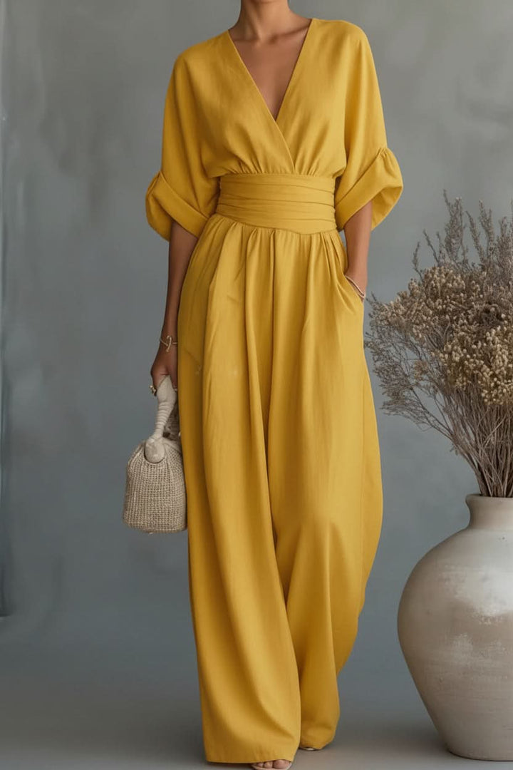 Versatile women's jumpsuit with a casual chic vintage style, ideal for effortless spring/summer fashion.