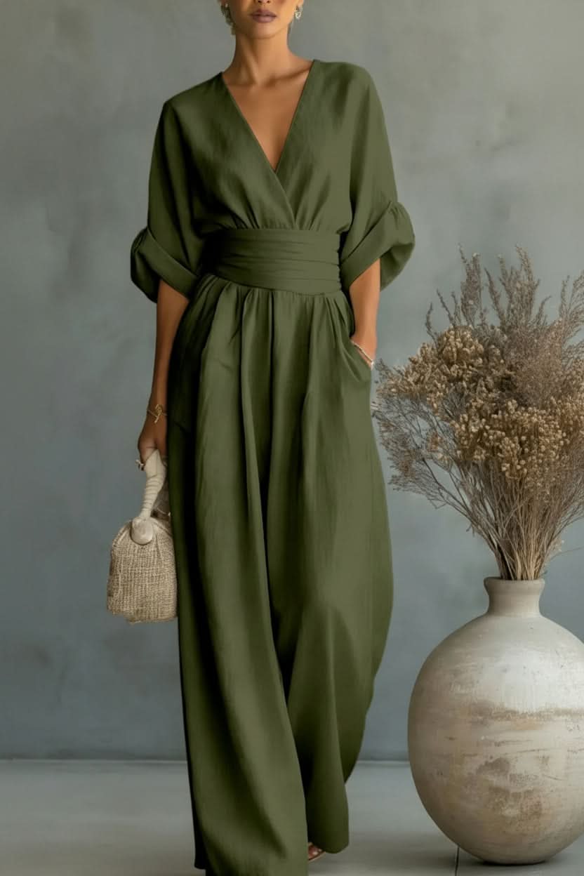 Comfortable women's one-piece jumpsuit in a timeless vintage style, great for everyday elegant wear.