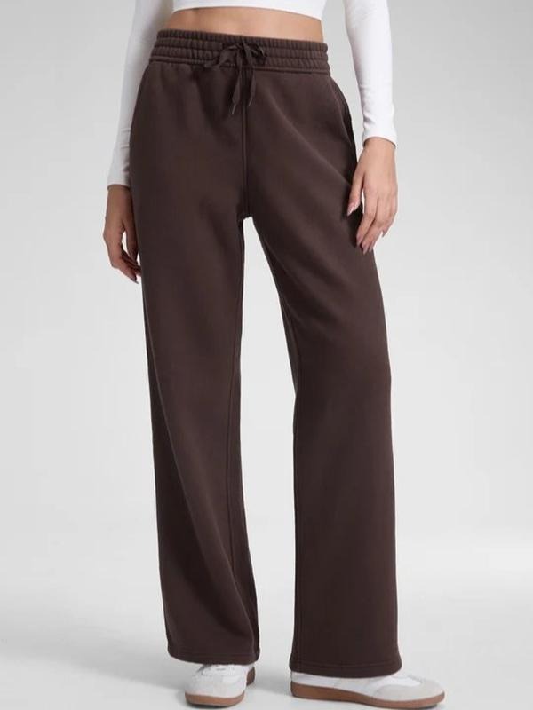 Comfortable women's flowy wide leg pants, ideal for a chic and relaxed look