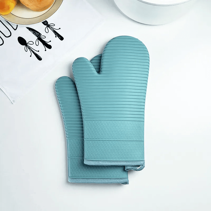 Versatile silicone oven mitts, unisex design, offering excellent heat protection for baking & grilling.
