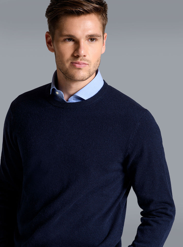 Men's luxurious navy blue cashmere sweater, soft & versatile, perfect for sophisticated style.