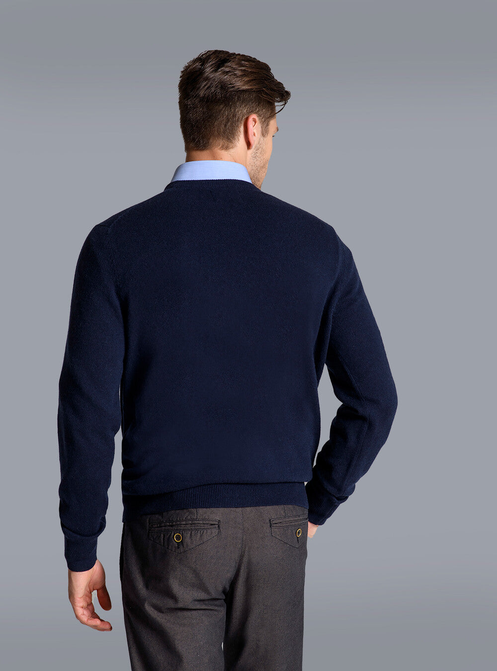 Detail view: Soft navy blue men's cashmere sweater, highlighting its luxurious texture & quality knit.