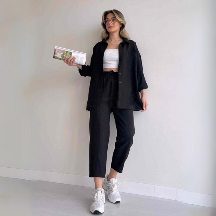 Breathable women's linen two-piece set, perfect for a comfortable summer casual outfit with wide-leg pants.