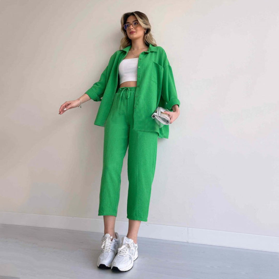 Comfortable women's linen two-piece summer set, perfect for versatile casual outfits or elegant loungewear.