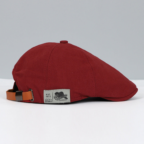 Elegant men's beret, adjustable for a snug fit. A sophisticated fashion accessory for him.