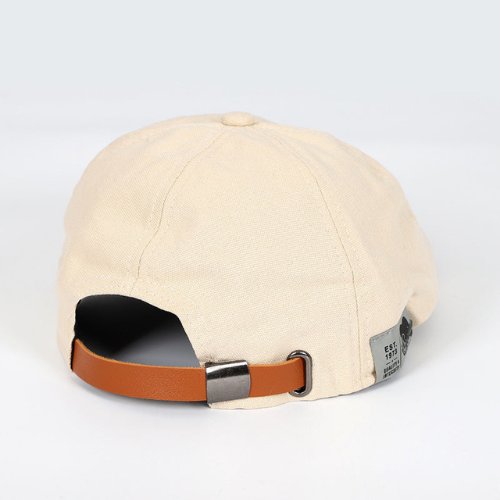 Fashionable men's beret with adjustable fit, a practical and stylish accessory for various elegant and casual looks.