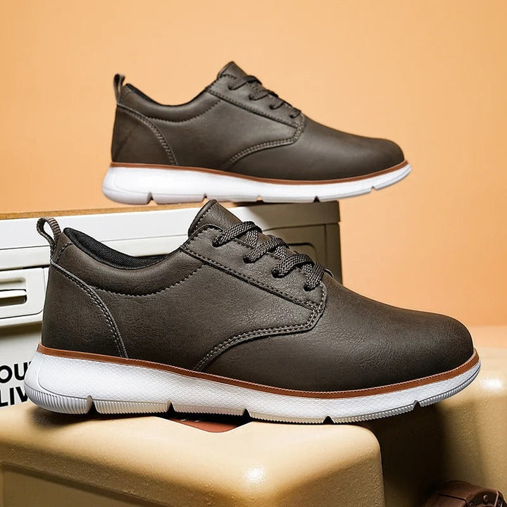 Men's brown leather casual footwear, designed for comfort and durability, ideal for a refined everyday look.