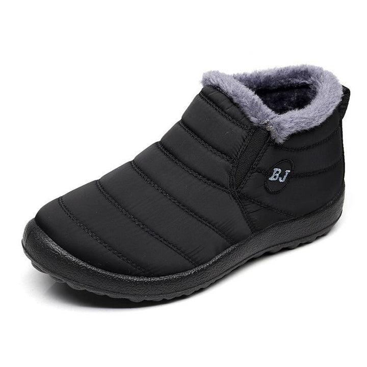 Men's black waterproof snow boots with fur lining, ideal for winter. Rubber sole for outdoor traction.