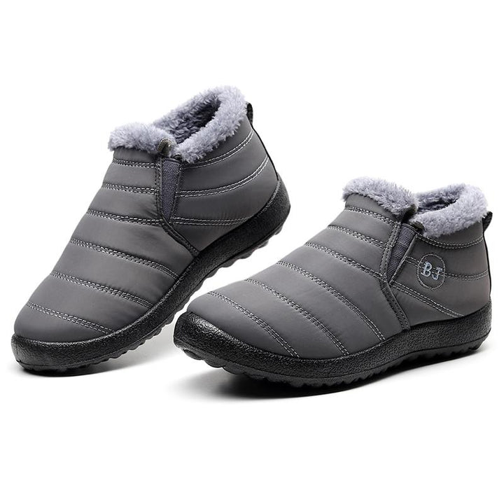 Men's warm outdoor boots in tan, designed for snow, with waterproof protection and a comfortable, insulated interior.
