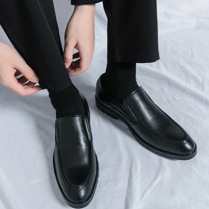 Detail of the comfortable inner lining of a men's slip-on loafer, perfect for all-day wear.