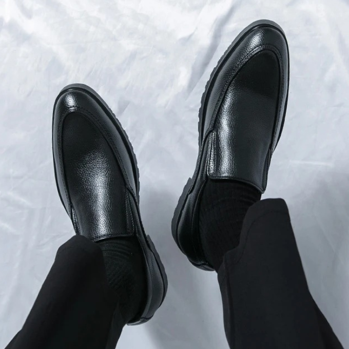 Men's slip-on loafers with a flexible sole, designed for maximum comfort and casual versatility.