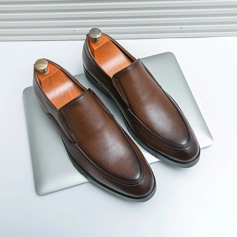Men's slip-on loafers in a comfortable, relaxed fit, suitable for daily wear and casual outings.