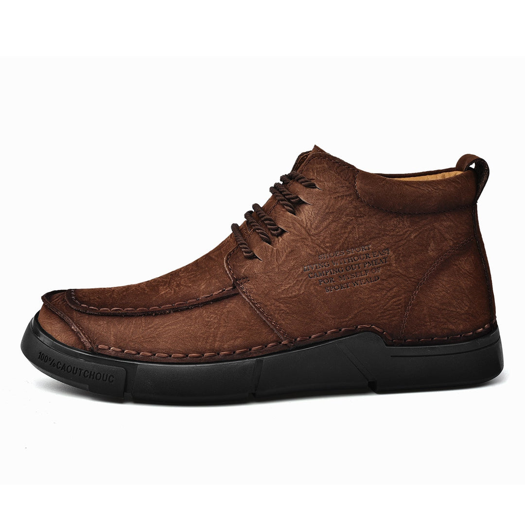 Orthopedic comfort in men's high-top casual leather boots, ideal for winter adventures.