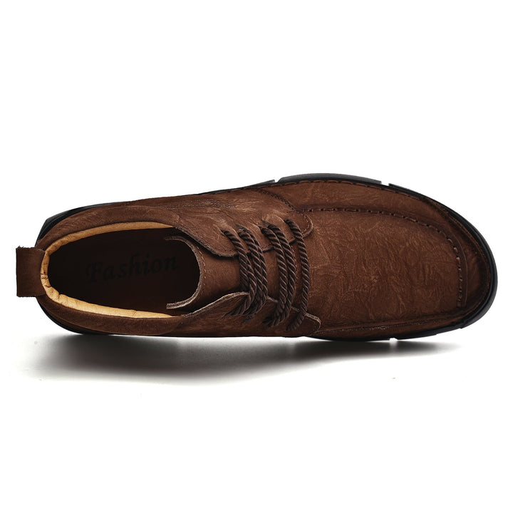 High-top men's winter boots, robust leather, soft sole, and orthopedic comfort for cold.