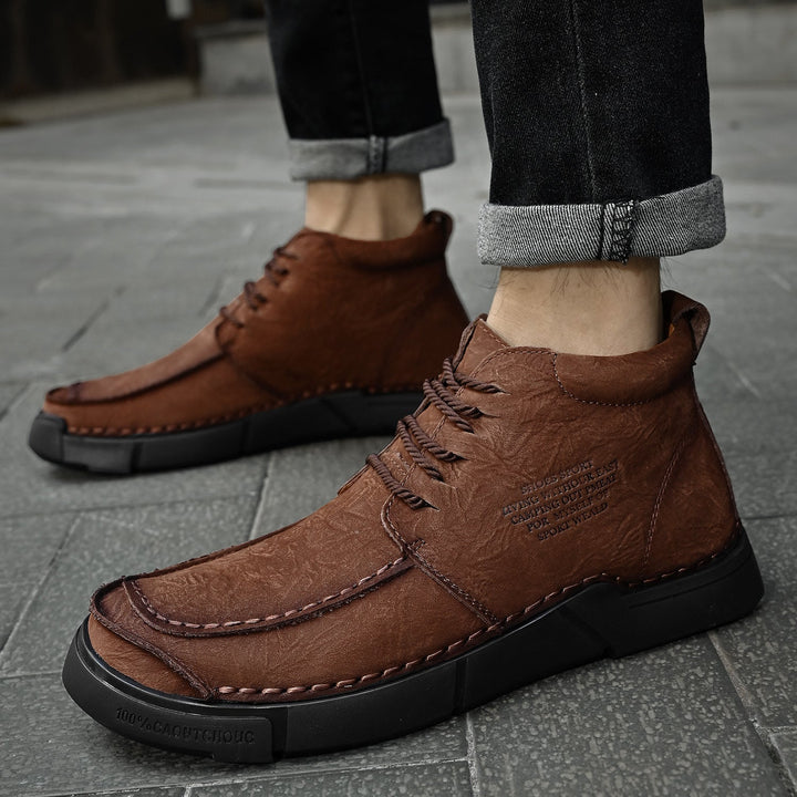 Orthopedic comfort in men's high-top casual leather boots, ideal for harsh winter conditions.