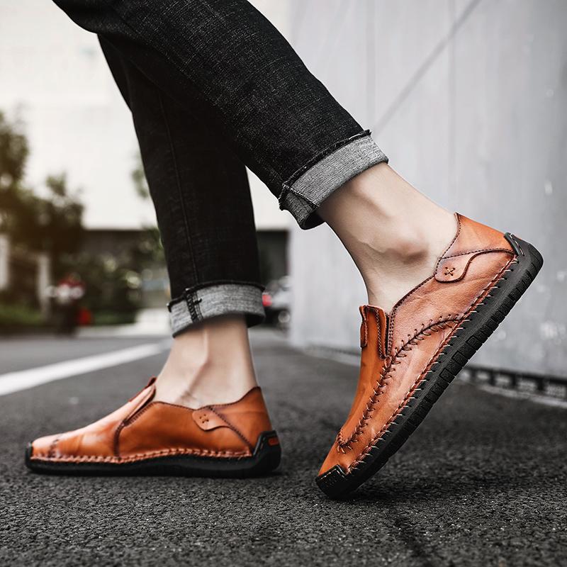 Men's hand-stitched leather shoes for casual wear, boasting a supremely soft and non-slip sole