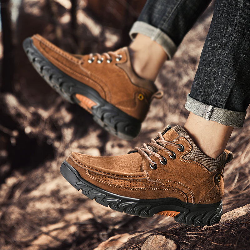 Men's work boots: short leather design with slip-resistant sole