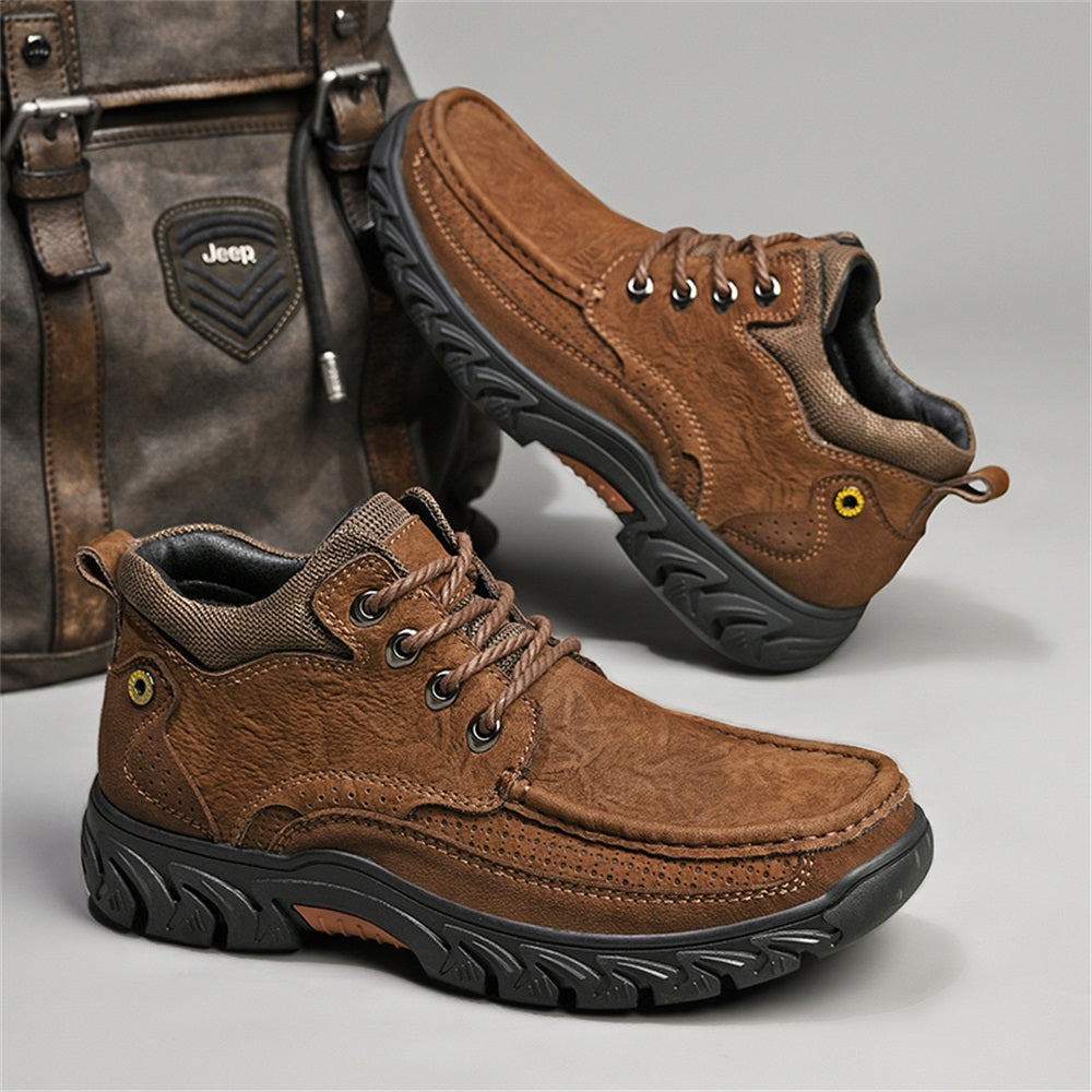 Comfortable men's short leather boots, suitable for outdoor activities