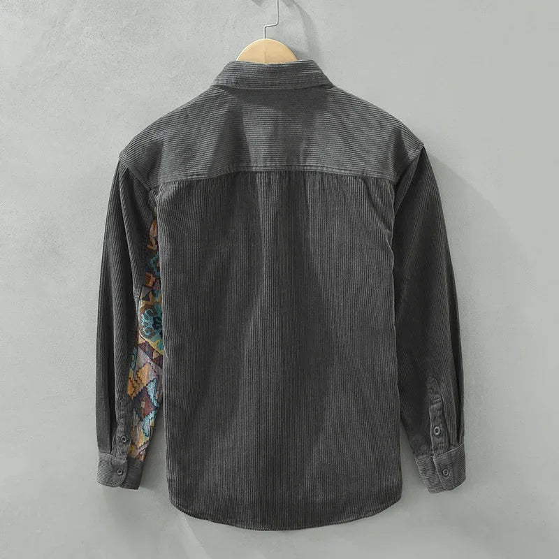 Stylish men's fashion: a versatile cotton shirt with a subtle patterned pocket, perfect for a relaxed look.
