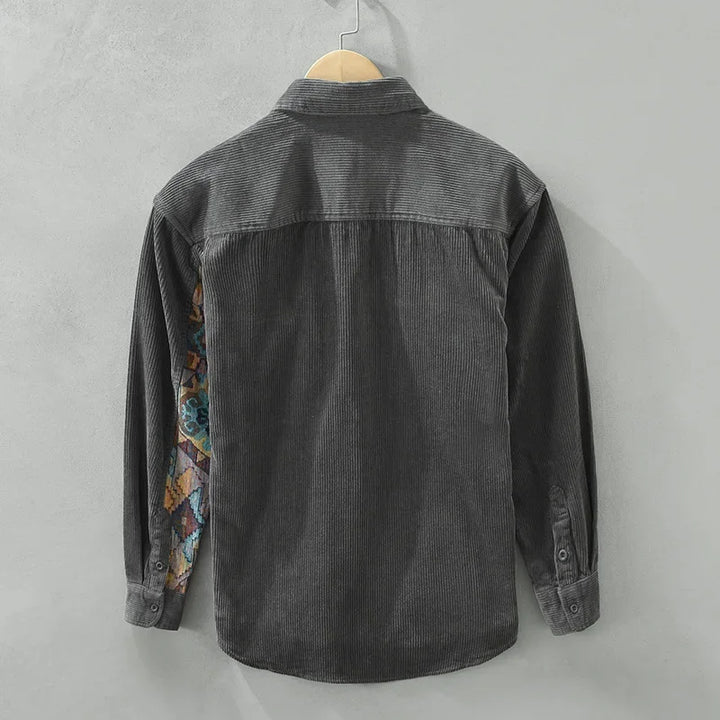 Stylish men's fashion: a versatile cotton shirt with a subtle patterned pocket, perfect for a relaxed look.