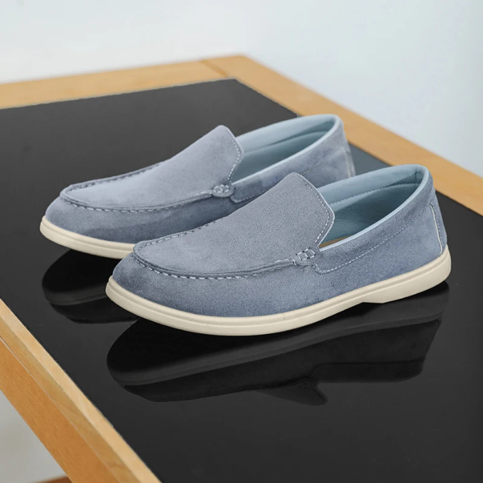 Men's fashion: Suede-look loafers paired with casual attire, demonstrating style.