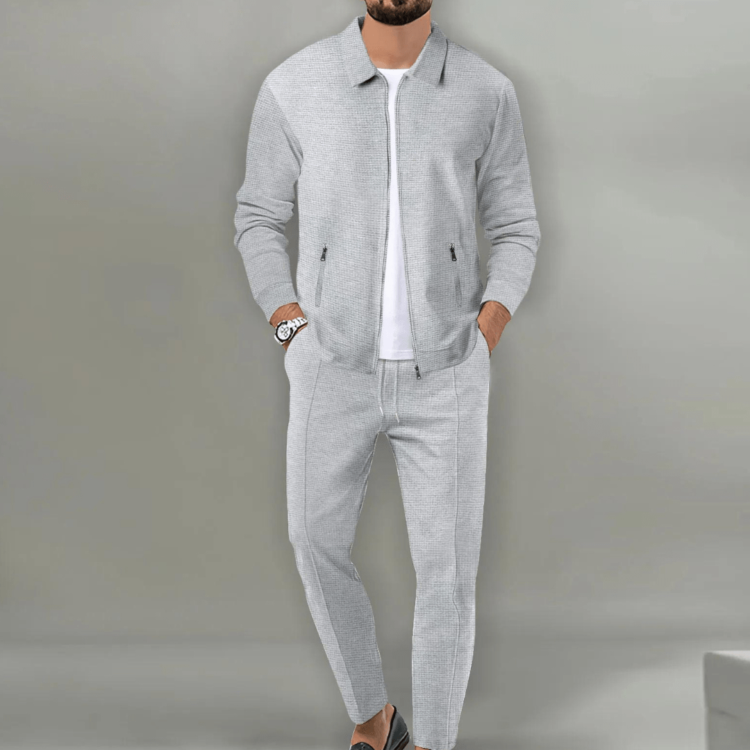 Comfortable men's tracksuit, perfect for casual outings or sports, including a zip-up top.