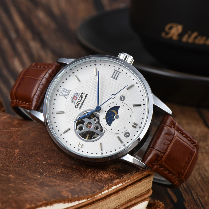 Stylish men's vintage-inspired automatic watch, perfect for formal or casual wear