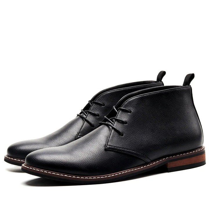 Comfortable men's black chukka boots, ideal casual boots for a refined look.