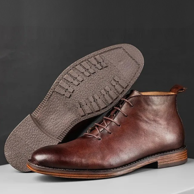 Detail of the comfortable sole of men's ankle boots, durable and non-slip.