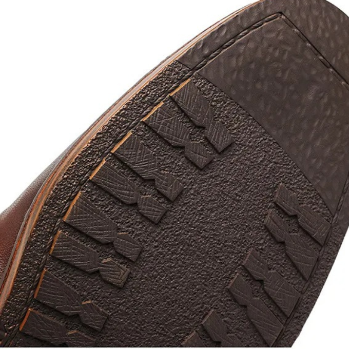 Men's casual leather boots with distressed finish, suitable for everyday wear.
