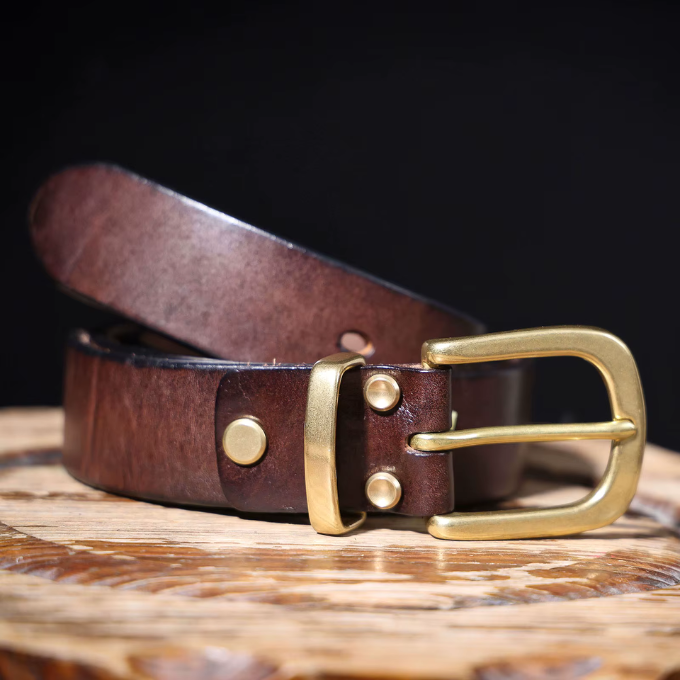 Men's accessory: black full-grain leather belt, combining style and durability
