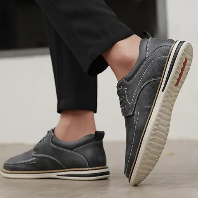 Smart casual black leather moc toe Oxford shoes for men
