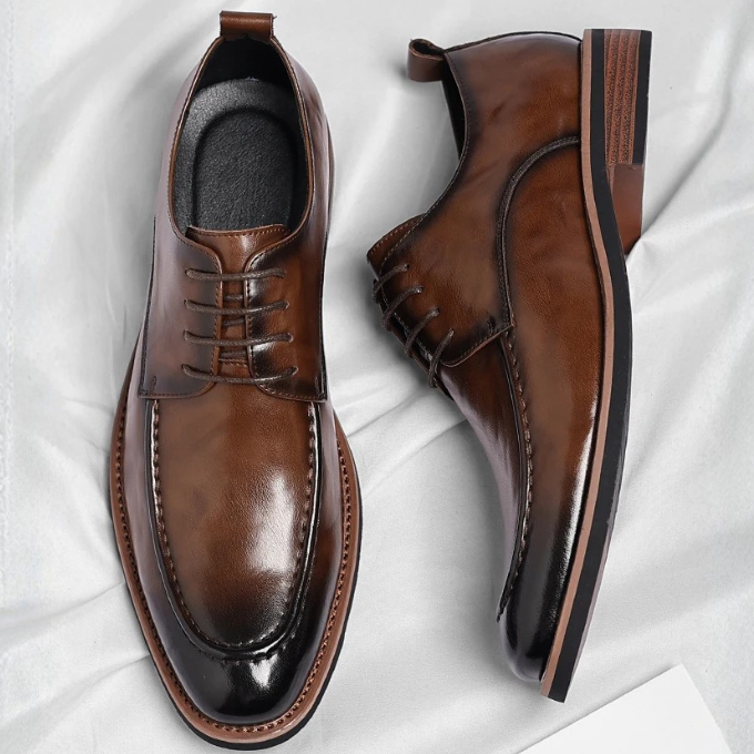 Pair of classic men's brown Oxford leather shoes, essential footwear for a refined and formal look.
