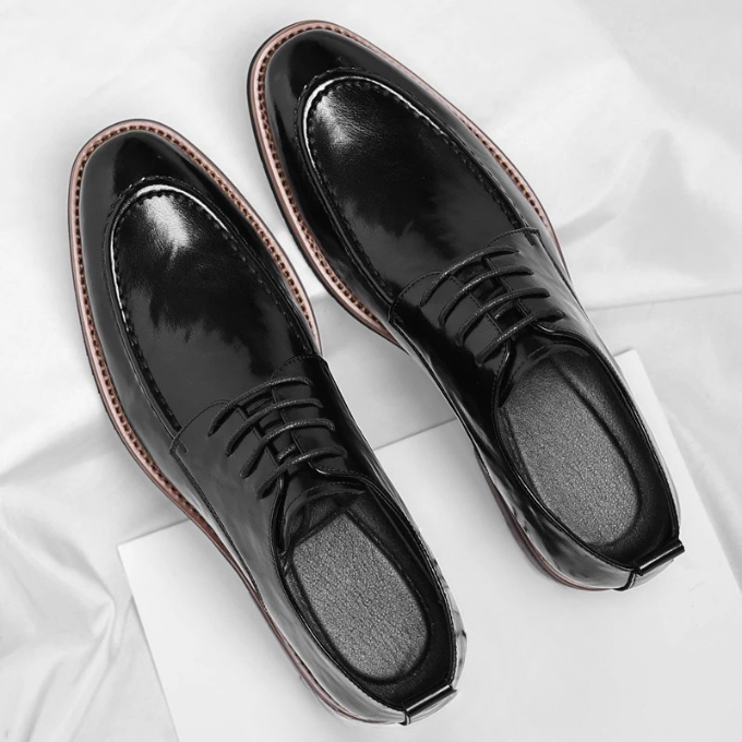 Elegant men's black Oxford shoes, versatile for business attire, weddings, and formal occasions.