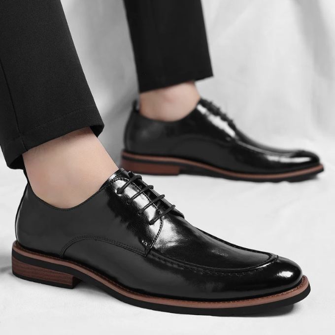 Men's formal Oxford shoes in black, a staple for any discerning gentleman's professional wardrobe.