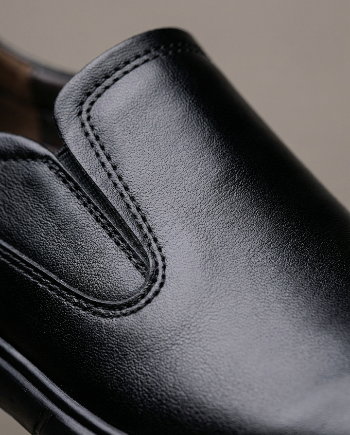 Elegant men's slip-on leather loafers in a polished finish, perfect as dress shoes.